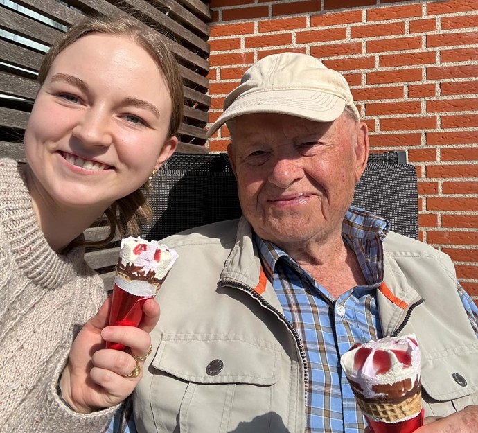 Plejer og ældre beboer spiser is